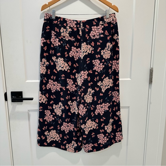 Loft Women's Wide Leg Cropped Black Floral Print Pant Trousers Size 10P - Picture 3 of 7